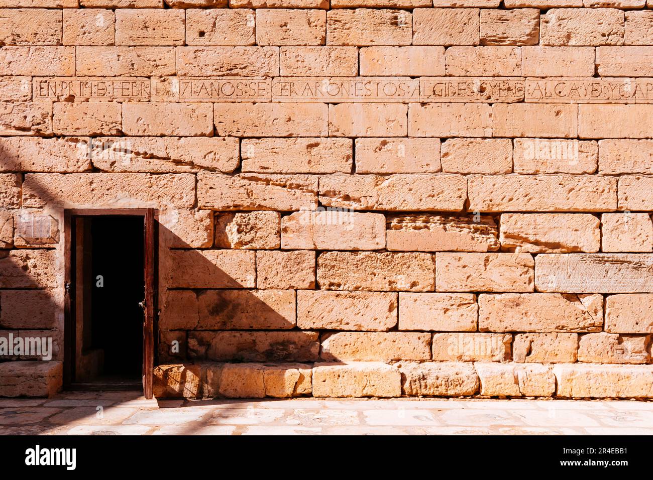 Iscrizioni sul muro di pietra. Gli Aljibes de las Peñuelas sono un complesso monumentale situato in Plaza de la Maestranza, a Melilla la Vieja, nel centro termale Foto Stock