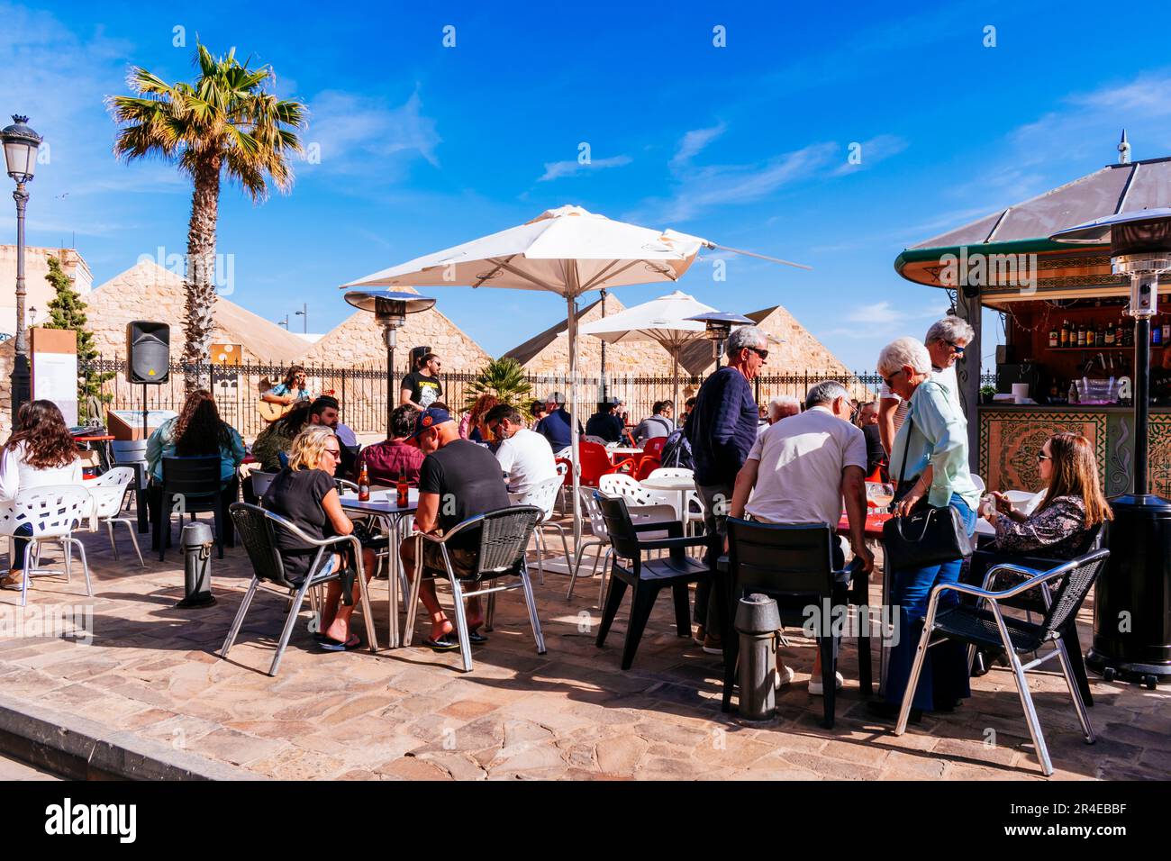 Vivace bar con terrazza in Plaza de Pedro Estopiñan. Primo recinto fortificato della cittadella spagnola Melilla la Vieja, a Melilla. Melilla, Ciudad Au Foto Stock