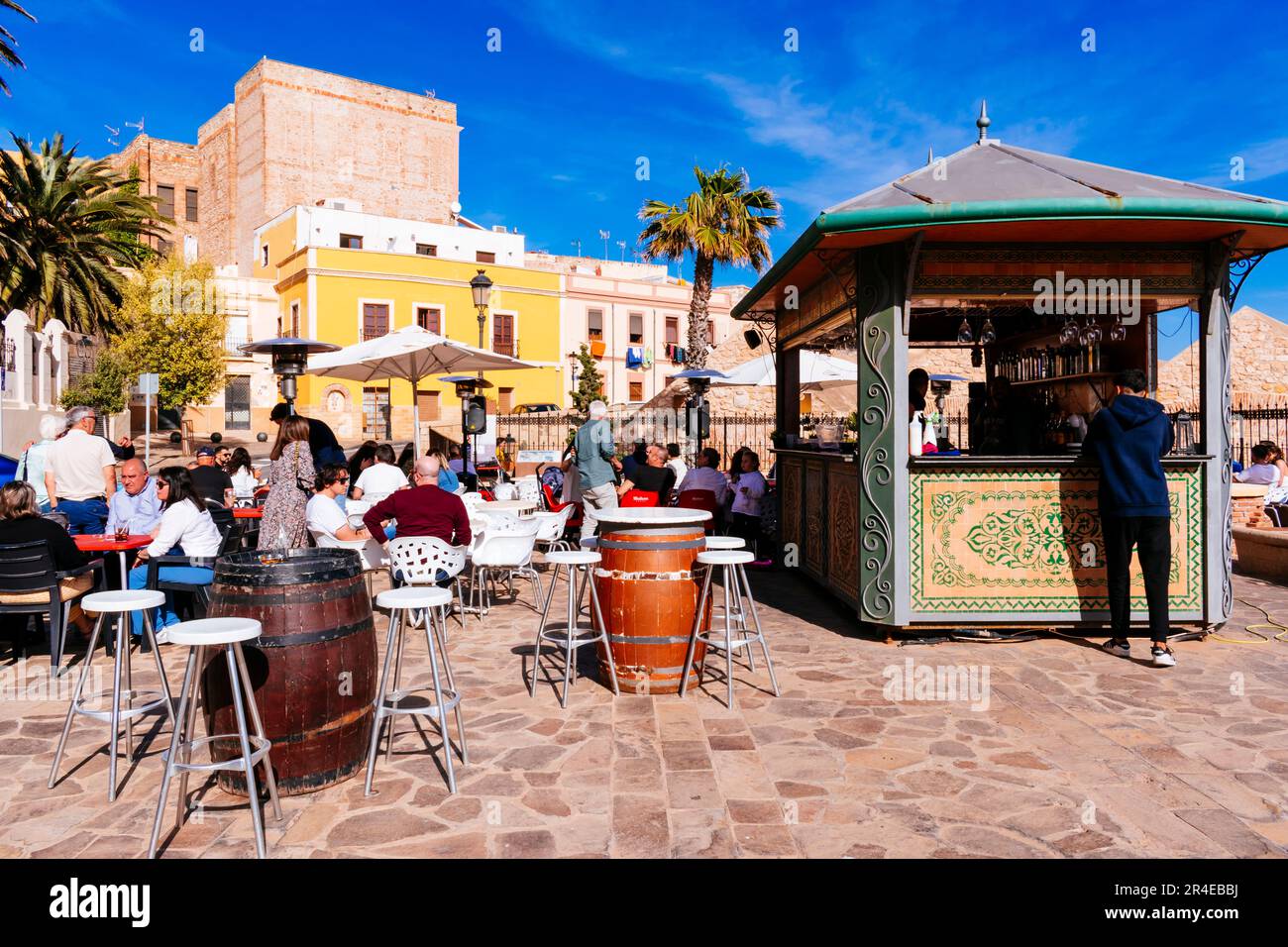 Vivace bar con terrazza in Plaza de Pedro Estopiñan. Primo recinto fortificato della cittadella spagnola Melilla la Vieja, a Melilla. Melilla, Ciudad Au Foto Stock