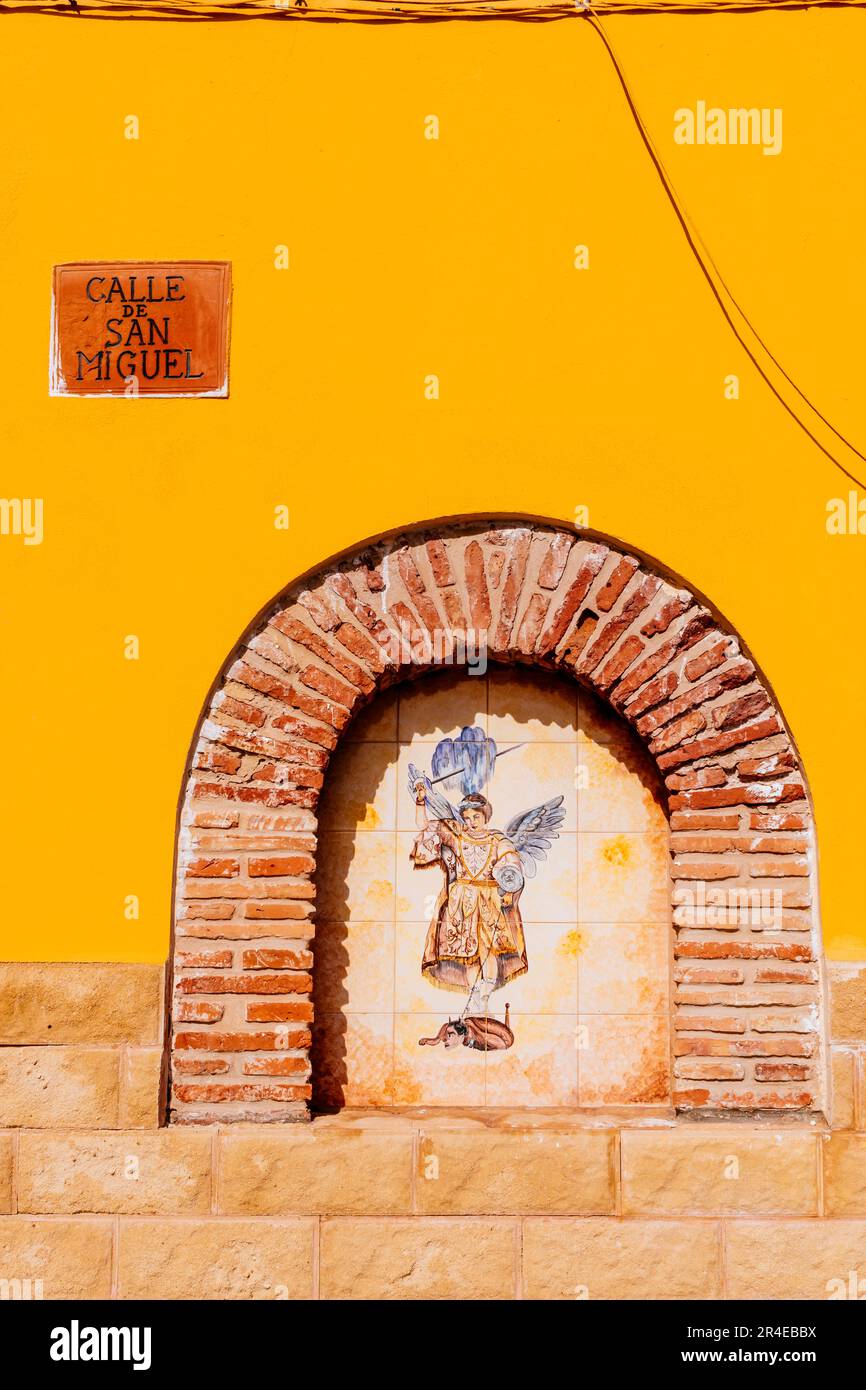 Via segno e nicchia con l'immagine dell'arcangelo San Michele dipinto su piastrelle. Melilla, Ciudad Autónoma de Melilla, Spagna, África, UE. Foto Stock