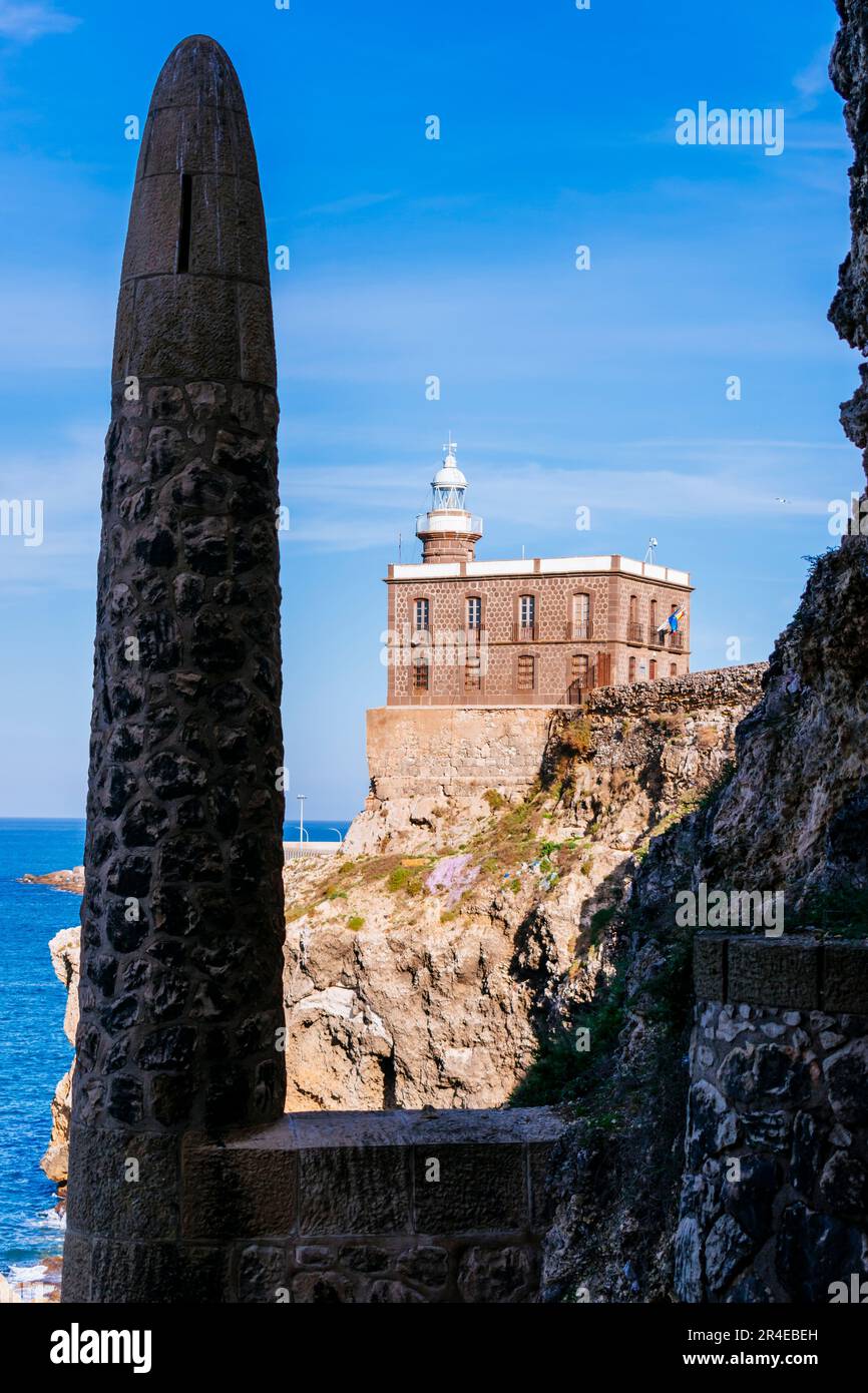 Il faro di Melilla visto dalla spiaggia di Trapana. Parte del complesso storico-artistico della Città di Melilla, un bene di interesse culturale. Melill Foto Stock