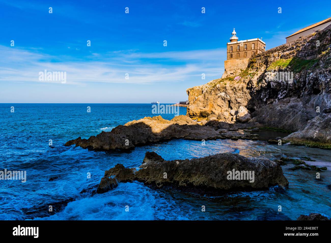 Il faro di Melilla visto dalla spiaggia di Trapana. Parte del complesso storico-artistico della Città di Melilla, un bene di interesse culturale. Melill Foto Stock