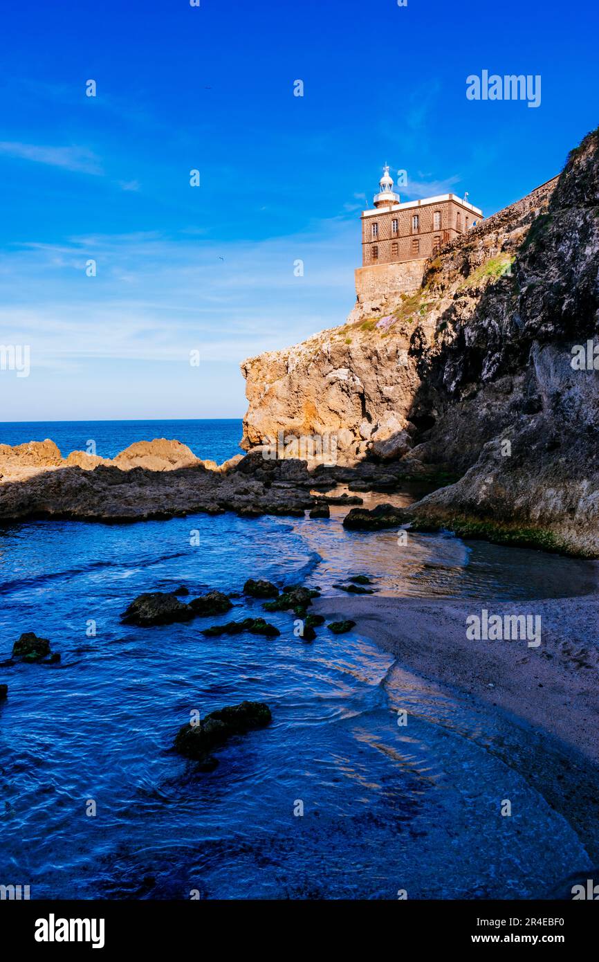 Il faro di Melilla visto dalla spiaggia di Trapana. Parte del complesso storico-artistico della Città di Melilla, un bene di interesse culturale. Melill Foto Stock