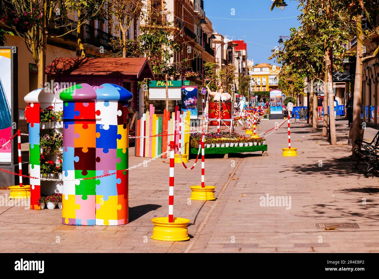 Interventi artistici in strada. Via o'Donnell, Melilla, Ciudad Autónoma de Melilla, Spagna, África, UE. Foto Stock