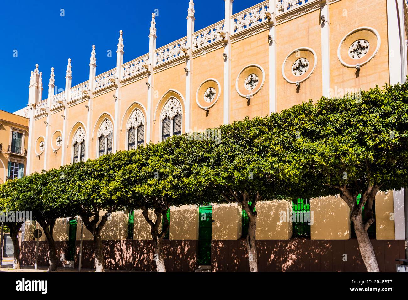 L'Old Colegio del Buen Consejo è un edificio in stile neogotico storico, situato nell'ampliamento modernista della città spagnola di Melilla, capo Foto Stock