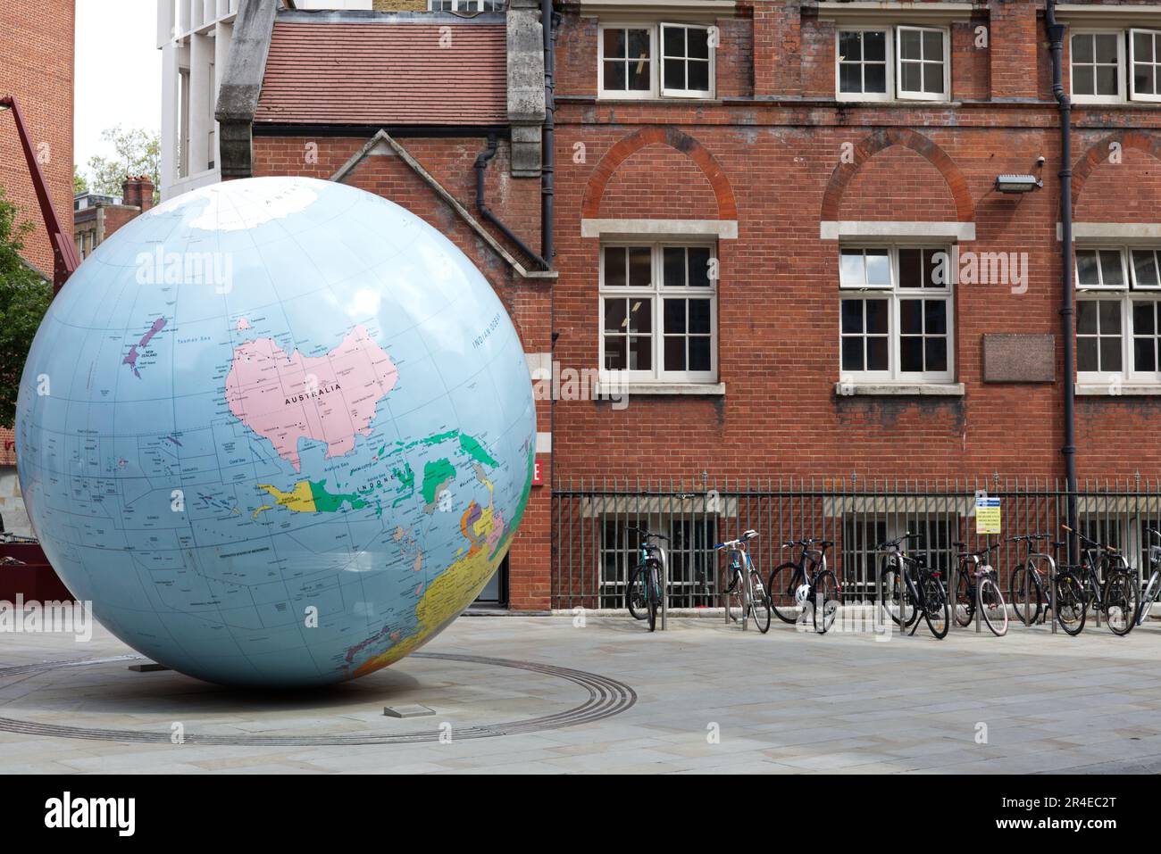 Globo terrestre gigante e biciclette a Londra Foto Stock