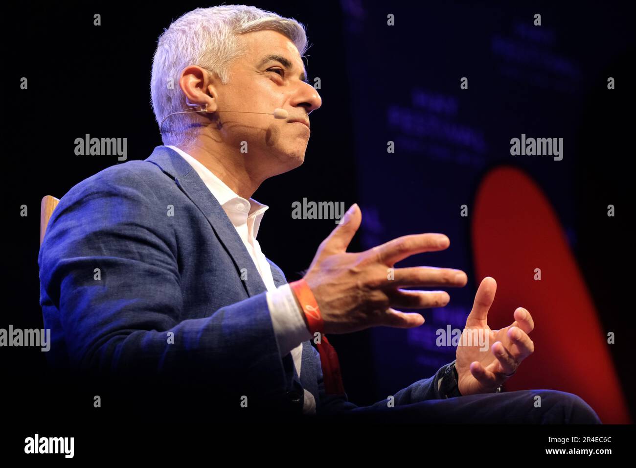 Hay Festival, Hay on Wye, Wales, UK – Sabato 27th Maggio 2023 – Sadiq Khan il sindaco di Londra sul palco parlando del suo libro Breathe - Adhabking the Climate Emergency. Il festival Hay si svolge fino a domenica 4th giugno 2023. Foto Steven Maggio / Alamy Live News Foto Stock