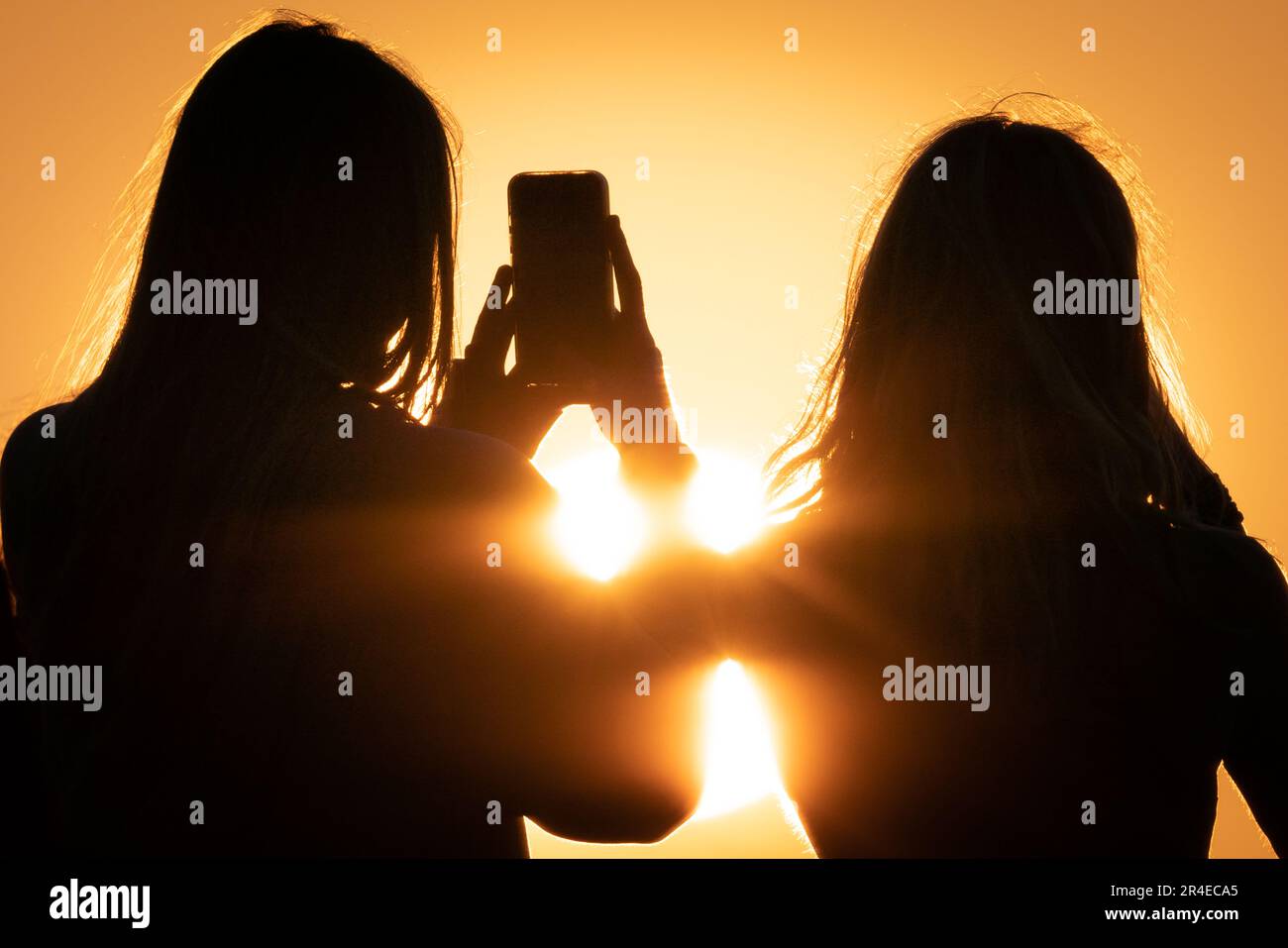 Londra, Regno Unito. 27th maggio, 2023. UK Weather: Tramonto drammatico visto dalla cima di Greenwich Park come la città raggiunge il picco vicino alle 20C:00 durante un fine settimana mini-onda di calore. Credit: Guy Corbishley/Alamy Live News Foto Stock