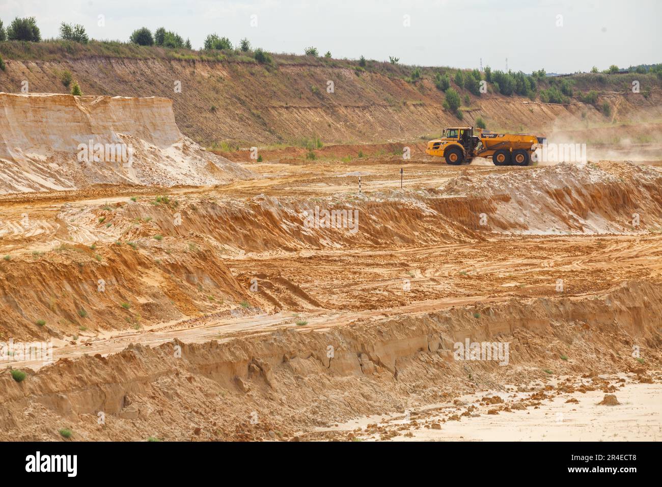 Chulkovo, provincia di Mosca - 20 luglio 2021: Camion da cava Volvo spostare terra. Estrazione di sabbia open-pit Foto Stock