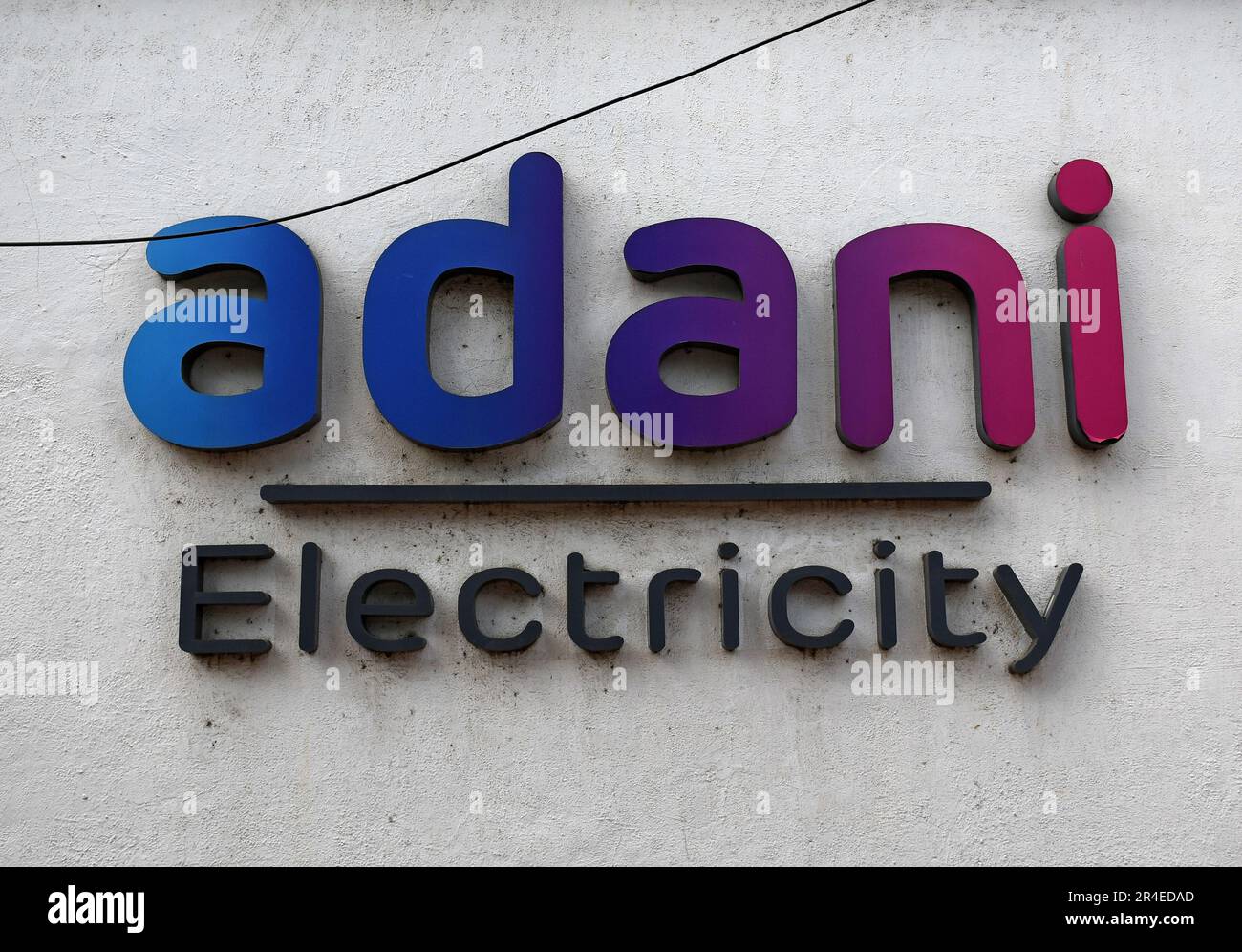 Mumbai, India. 27th maggio, 2023. Logo elettrico Adani visto sul muro di Mumbai. Adani Power and Energy è una delle più grandi società di distribuzione di energia in India, che fa parte del gruppo di società Adani. (Foto di Ashish Vaishnav/SOPA Images/Sipa USA) Credit: Sipa USA/Alamy Live News Foto Stock