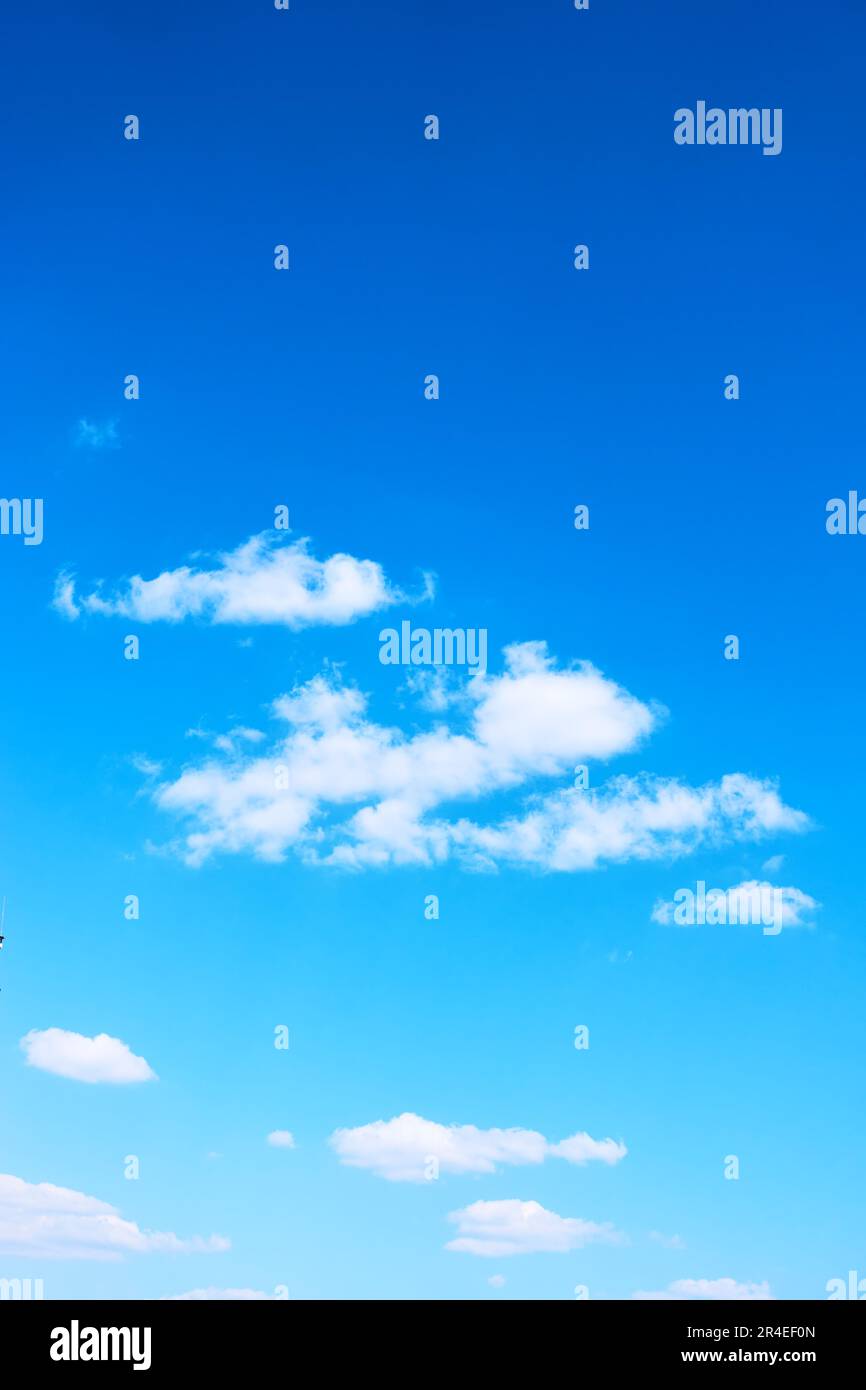Cielo blu quasi chiaro con nuvole chiare. Sfondo verticale con spazio per il testo Foto Stock