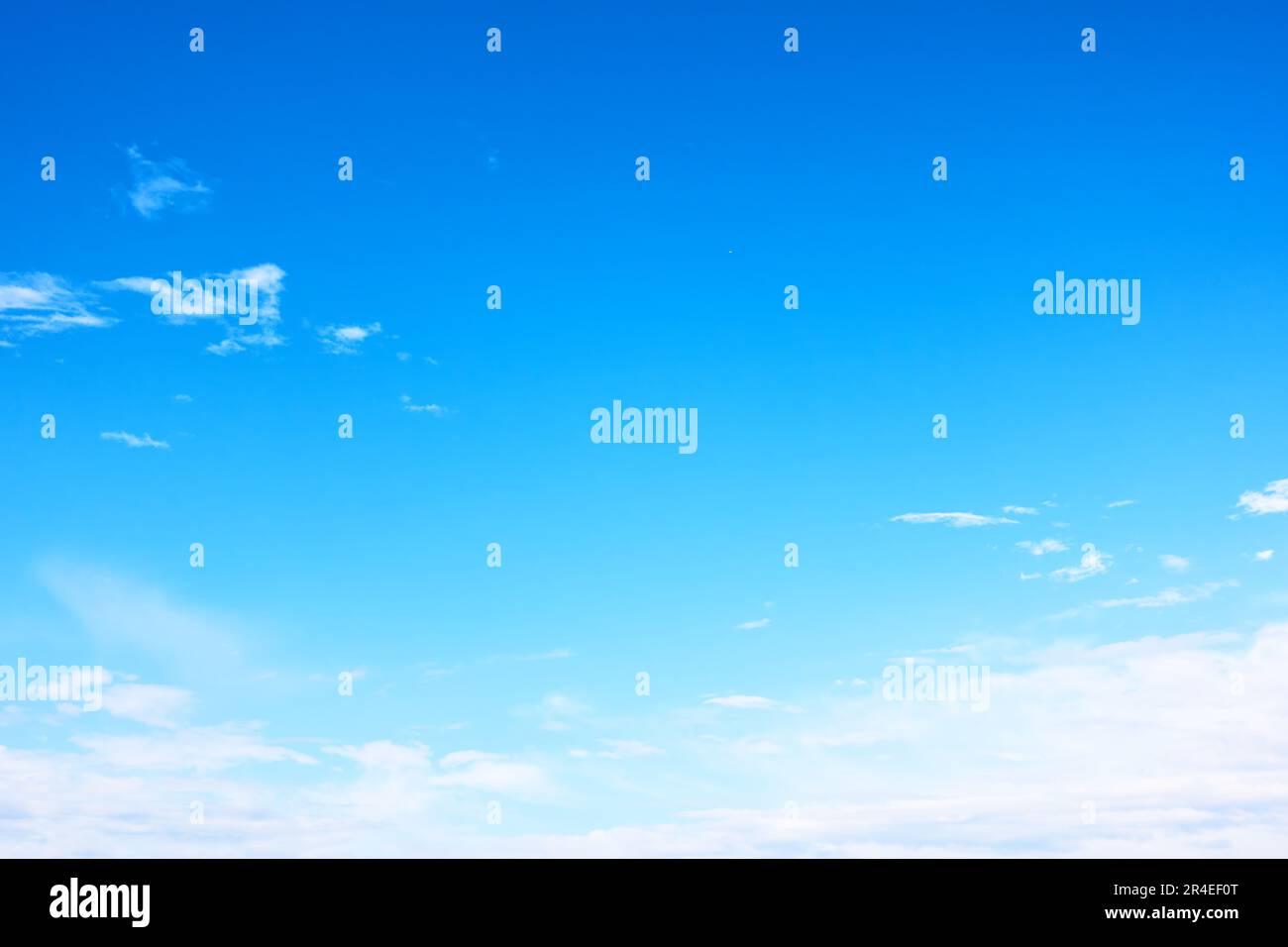 Cielo blu quasi chiaro con nuvole chiare. Sfondo con spazio per il testo Foto Stock