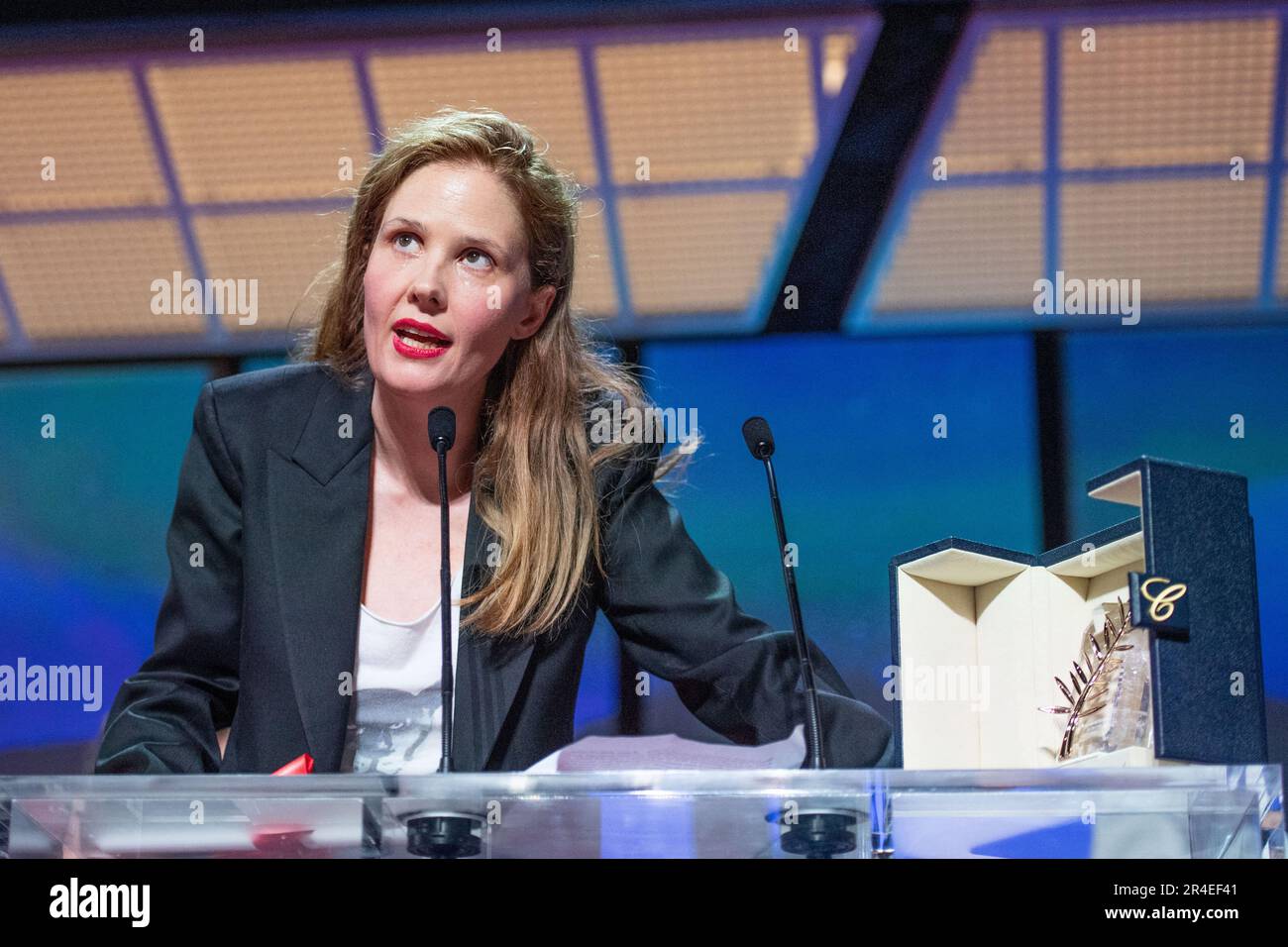 Cannes, Francia. 27th maggio, 2023. Justine Triet riceve il Palme D'or Award per l'Anatomia di una caduta che partecipa alla cerimonia di chiusura nell'ambito del Festival del Cinema di Cannes 76th che si terrà a Cannes, in Francia, il 27 maggio 2023. Foto di Aurore Marechal/ABACAPRESS.COM Credit: Abaca Press/Alamy Live News Foto Stock