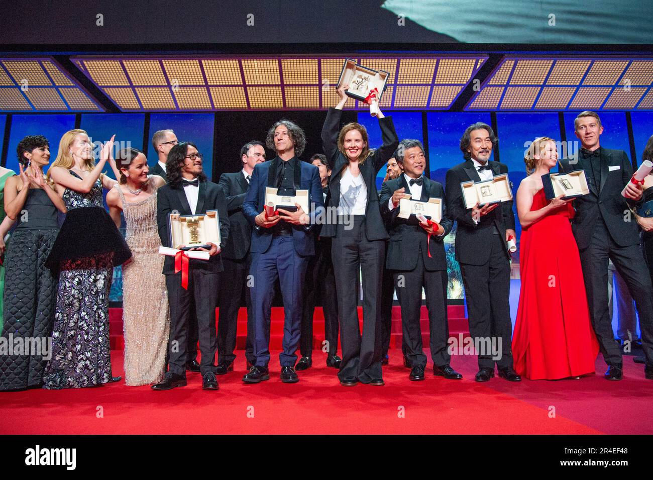 Cannes, Francia. 27th maggio, 2023. I vincitori Flora Anna Buda, ZAR Amir-Ebrahimi, John C. Reilly, Anais Demoustier, Stacy Martin, Pham Thien An, Koji Yakusho, Hirokazu Kore-eda, Tran Anh Hung, Justine Triet, Jonathan Glazer, Alma Poysti, Quentin Tarantino, Julia Ducournau, Jussi Vatanen hanno partecipato alla cerimonia di chiusura nell'ambito del 76th° Festival del Cinema di Cannes, in Francia, il 27 maggio 2023. Foto di Aurore Marechal/ABACAPRESS.COM Credit: Abaca Press/Alamy Live News Foto Stock