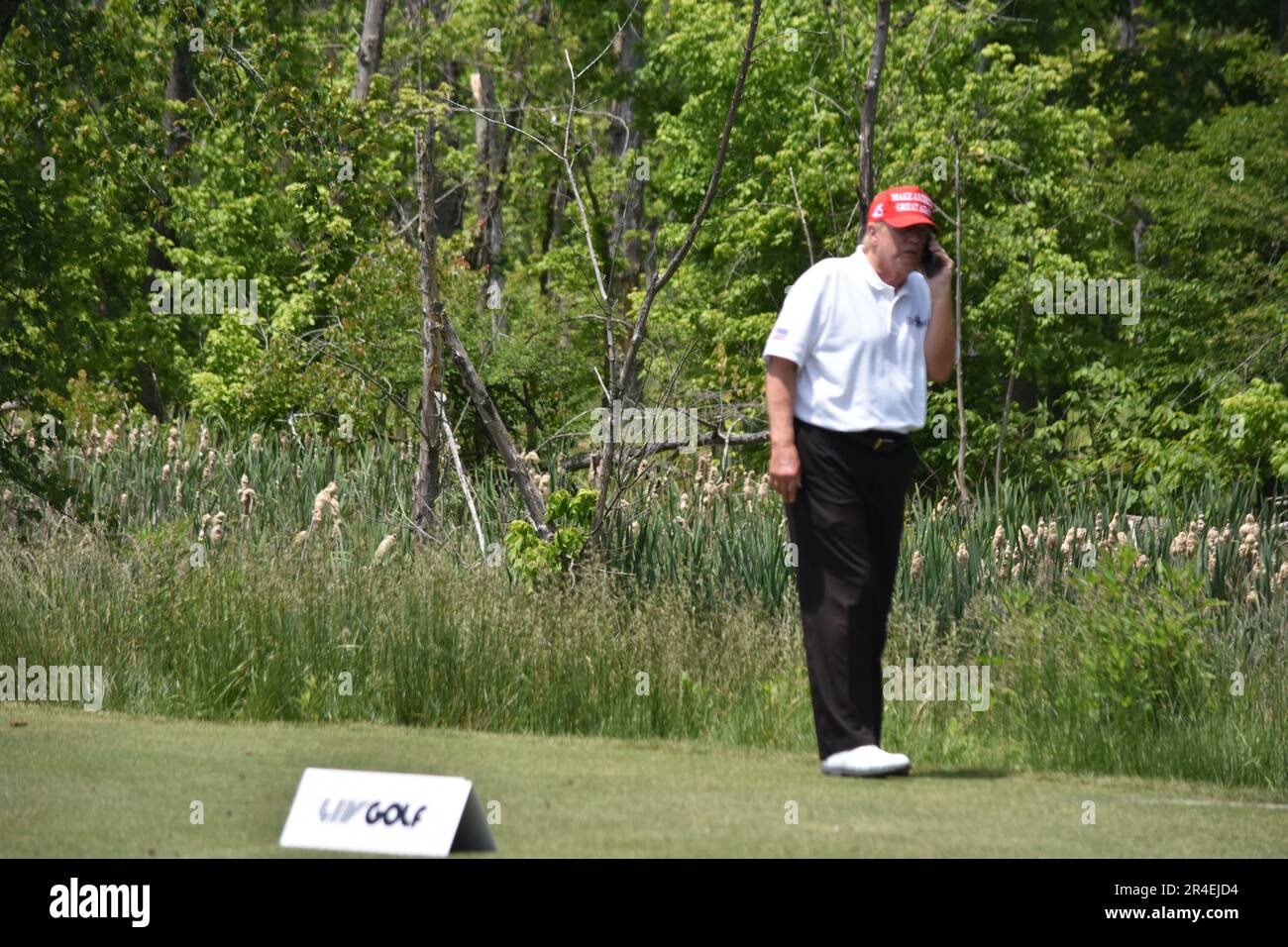 Sterling, Stati Uniti. 27th maggio, 2023. L’ex presidente degli Stati Uniti Donald J. Trump prende una telefonata mentre visita il campo pratica. L'ex presidente degli Stati Uniti Donald J. Trump visita il campo pratica, incontra i tifosi e guarda LIV Golf Washington DC 2023 Round 2 al Trump National Golf Club Washington DC a Sterling, Virginia, Stati Uniti. Credit: SOPA Images Limited/Alamy Live News Foto Stock