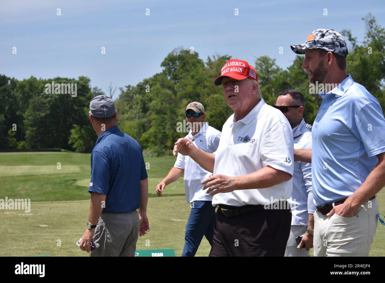 Sterling, Stati Uniti. 27th maggio, 2023. L’ex presidente degli Stati Uniti Donald J. Trump cammina per tifosi e parla con loro. L'ex presidente degli Stati Uniti Donald J. Trump visita il campo pratica, incontra i tifosi e guarda LIV Golf Washington DC 2023 Round 2 al Trump National Golf Club Washington DC a Sterling, Virginia, Stati Uniti. Credit: SOPA Images Limited/Alamy Live News Foto Stock