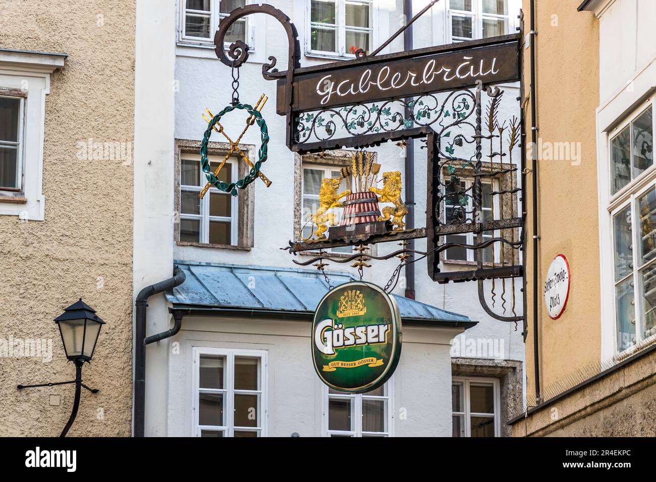 Forchette e un bollitore ornano il nasello di Gabler-Bräu su Stefan Zweig Platz, che ora appartiene al gruppo Gösser Beer. Il Gabler-Bräu è il luogo di nascita del cantante Richard Mayr Foto Stock