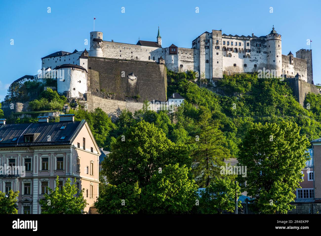 La fortezza di Hohensalzburg domina la città di Salisburgo, in Austria Foto Stock