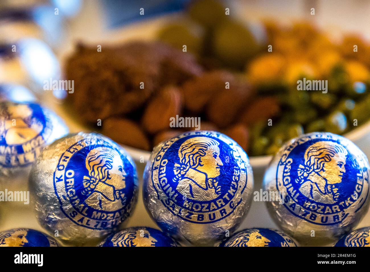 L'originale Mozartkugeln di Salisburgo fu inventato nel 1890 dal maestro pasticciere Paul Fürst. Ad oggi sono prodotti secondo la ricetta originale e nelle tradizionali confezioni blu e argento. Salisburgo, Austria Foto Stock