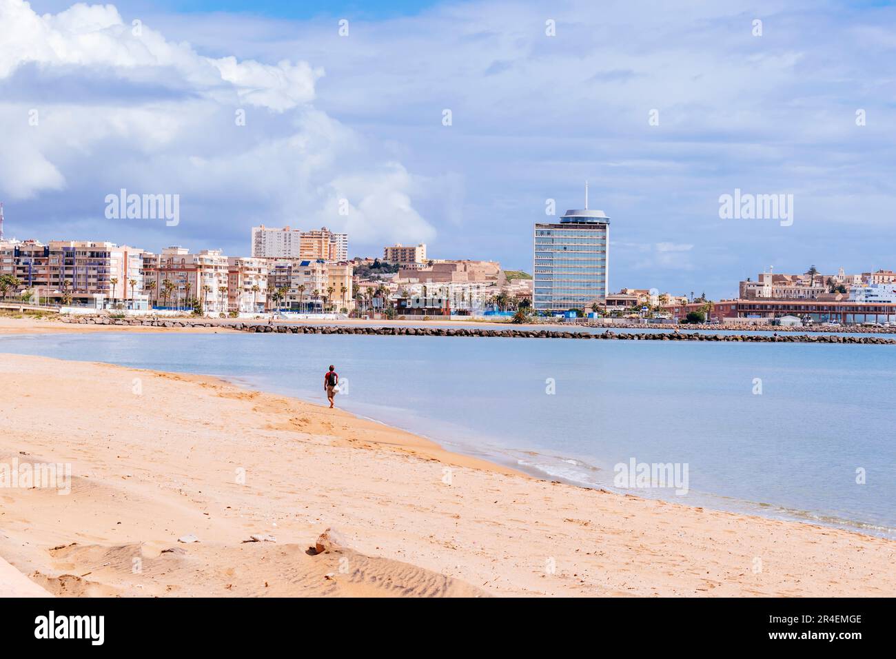 Spiaggia di Los Cárabos. Spiaggia Bandiera Blu. L'iconica Bandiera Blu è uno dei premi volontari più riconosciuti al mondo per le spiagge. Melilla, Ciudad Autónoma Foto Stock