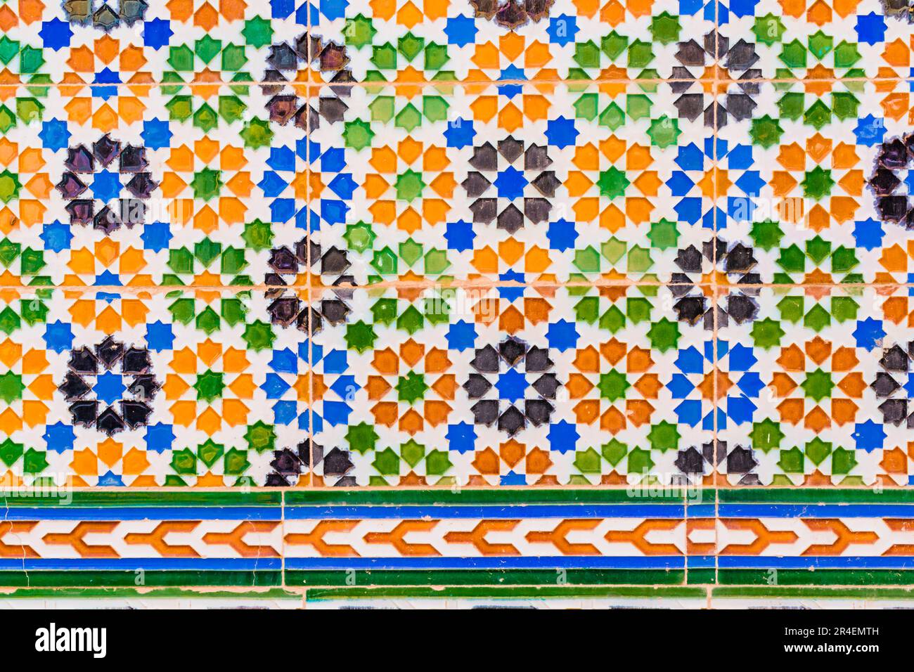 Parete piastrellata con motivi arabi. Melilla, Ciudad Autónoma de Melilla, Spagna, África, UE. Foto Stock