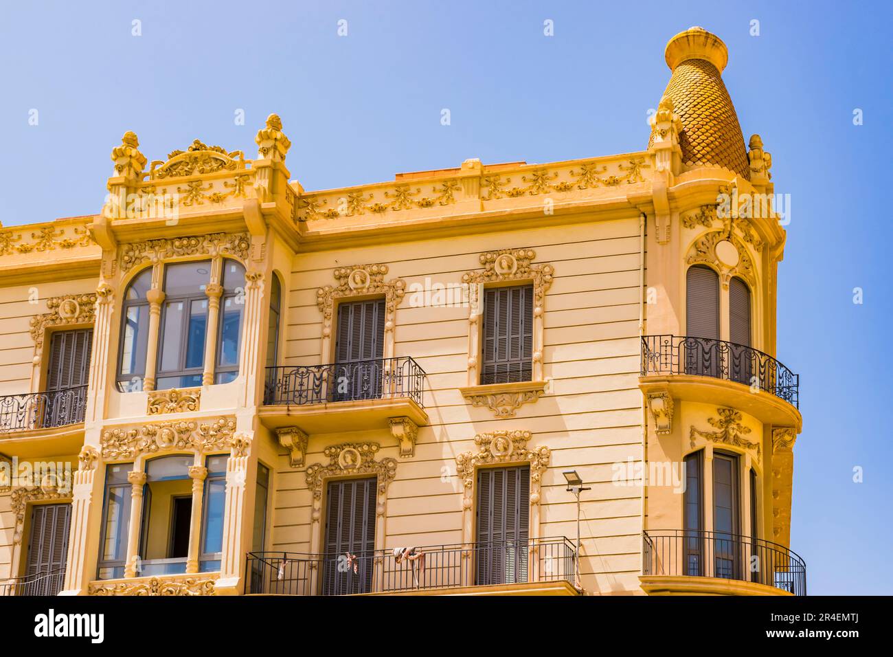 I grandi magazzini la Reconquista è uno dei migliori esponenti del modernismo a Melilla, si trova nella piazza Menéndez Pelayo, all'interno del Mod Foto Stock