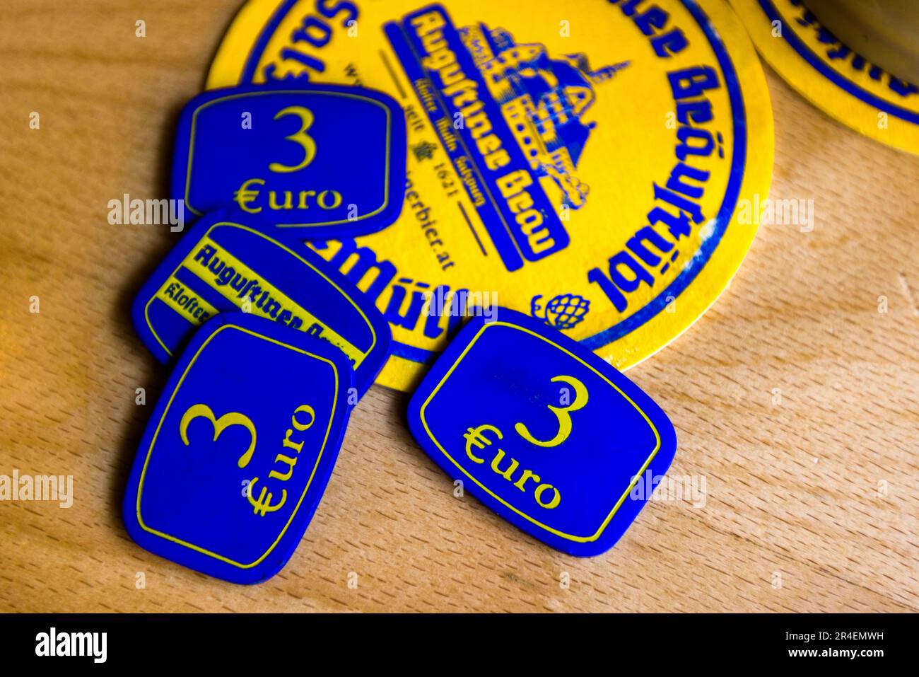 Mezzi di pagamento presso Augustiner-Bräu di Salisburgo. Gli ospiti possono acquistare birra e cibo con gettoni. Salisburgo, Austria Foto Stock