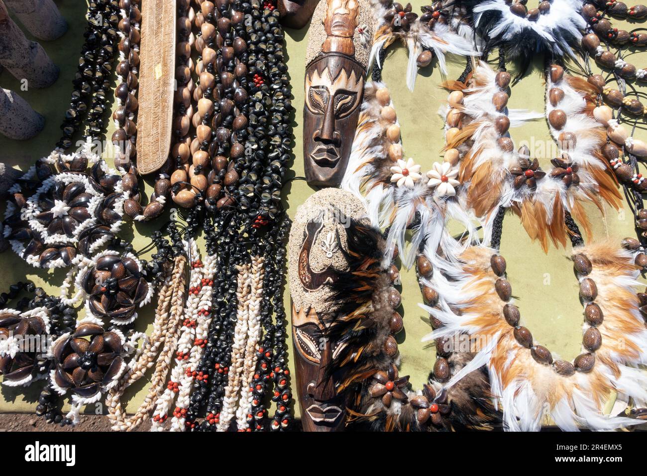 Negozio di souvenir turistico dettaglio Hanga Roa, Rapa Nui Isola di Pasqua Cile. Decorazione Artigianato varietà nativi Gioielli Moai in legno teste di scultura Foto Stock