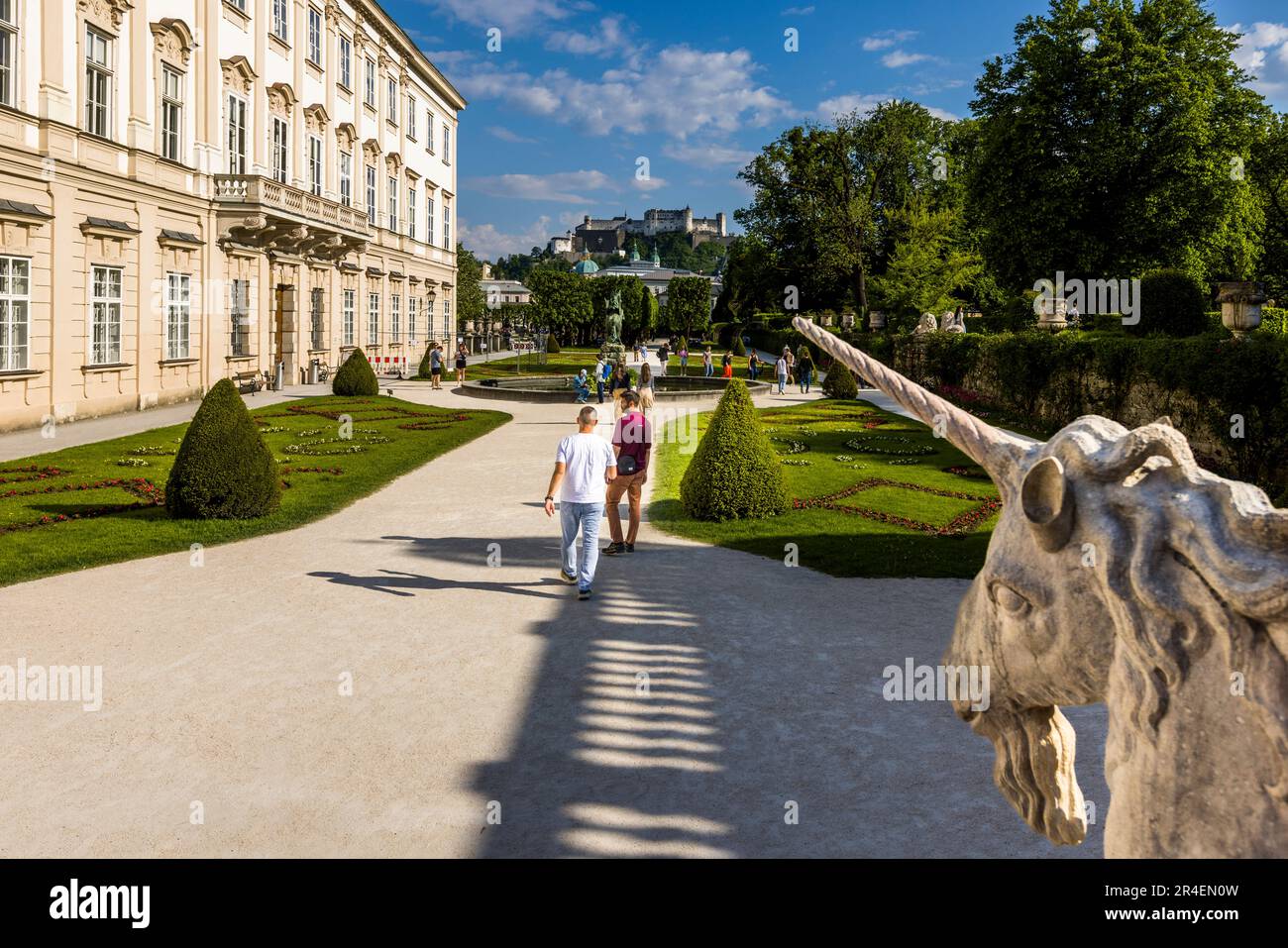 Palazzo Mirabell a Salisburgo. I turisti del cinema ballano sulle scene di "tutti insieme appassionatamente" sui gradini dell'unicorno di pietra. Il Mirabell Palace si trova in un parco noto con il 'Do-Re-mi' e molti unicorni del film tutti insieme appassionatamente. Salisburgo, Austria Foto Stock