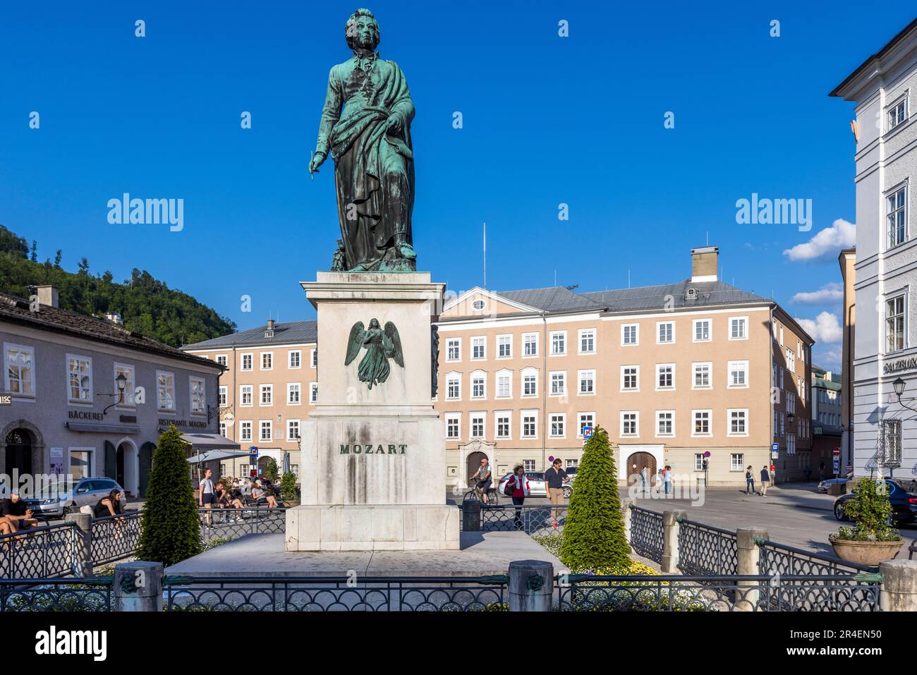 Piazza Mozart a Salisburgo (Austria) con il Monumento di Mozart. L'opera dello scultore Ludwig Schwanthaler fu svelata nel 1842 alla presenza di entrambi i figli di Mozart. Mozart tiene in mano una penna e guarda alla Vecchia Residenza, luogo di molti preludi e prime esecuzioni delle sue opere Foto Stock