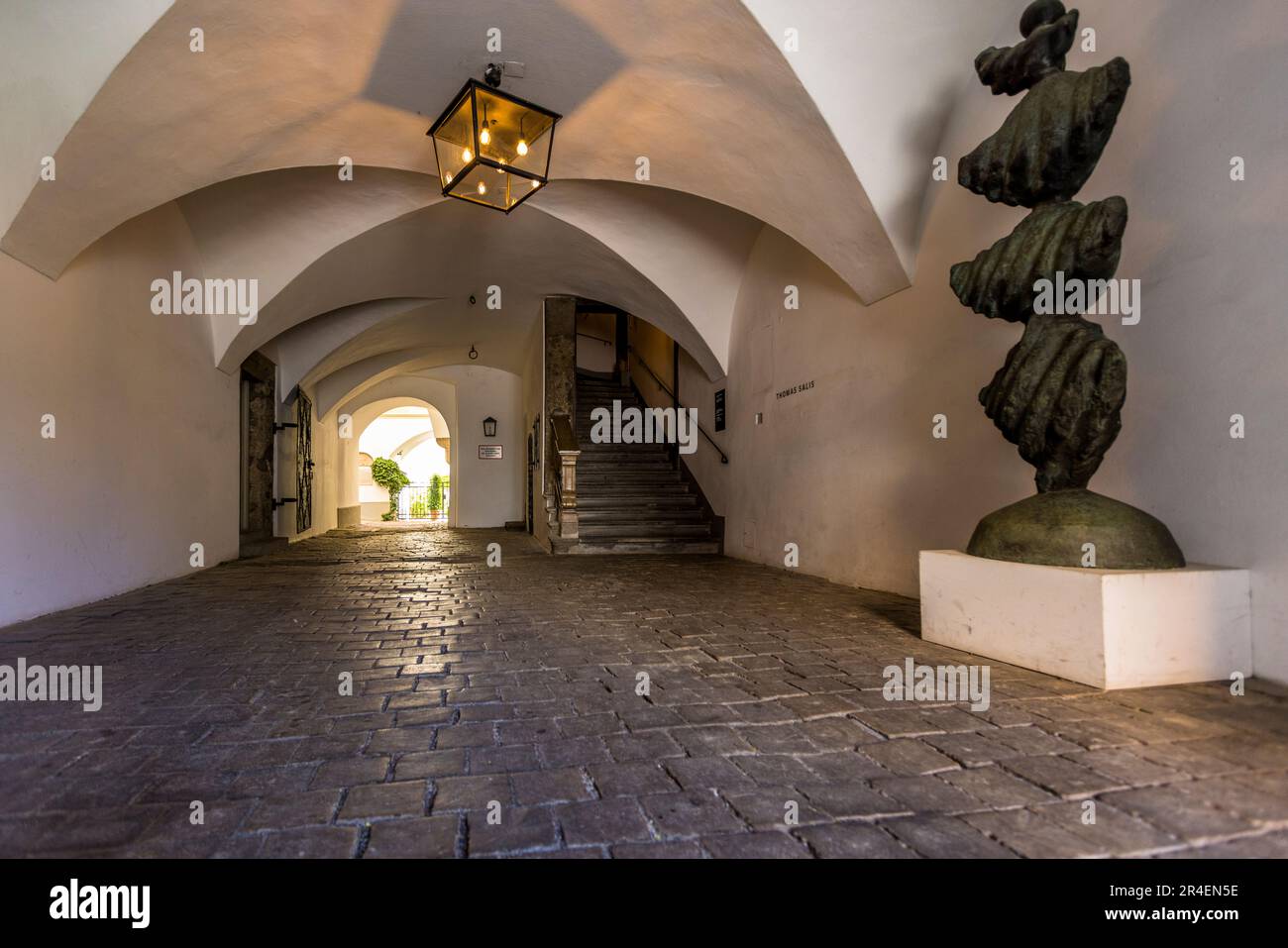 Ingresso cortile Antretter House a Mozartplatz 4 a Salisburgo, Austria. Il portale è aperto nei giorni feriali. Al primo piano si trova una galleria Foto Stock