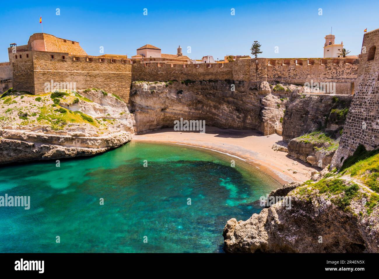 Cove e la spiaggia delle Galapagos sotto la scogliera. Melilla, Ciudad Autónoma de Melilla, Spagna, África, UE Foto Stock