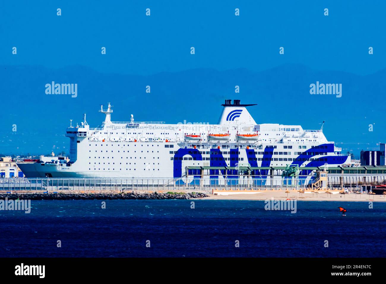 Traghetto GNV Atlas attraccato nel porto di Nador, Marocco, visto dal territorio spagnolo della città di Melilla. GNV ATLAS è una Ro-Ro/nave passeggeri che Foto Stock