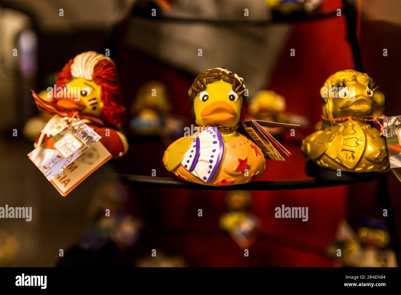 Austroanatre originali. Anatre dipinte a mano in gomma naturale raffigurano famose personalità austriache. Da Wolfgang Amadeus Mozart all'imperatrice Sisi. Salisburgo, Austria Foto Stock