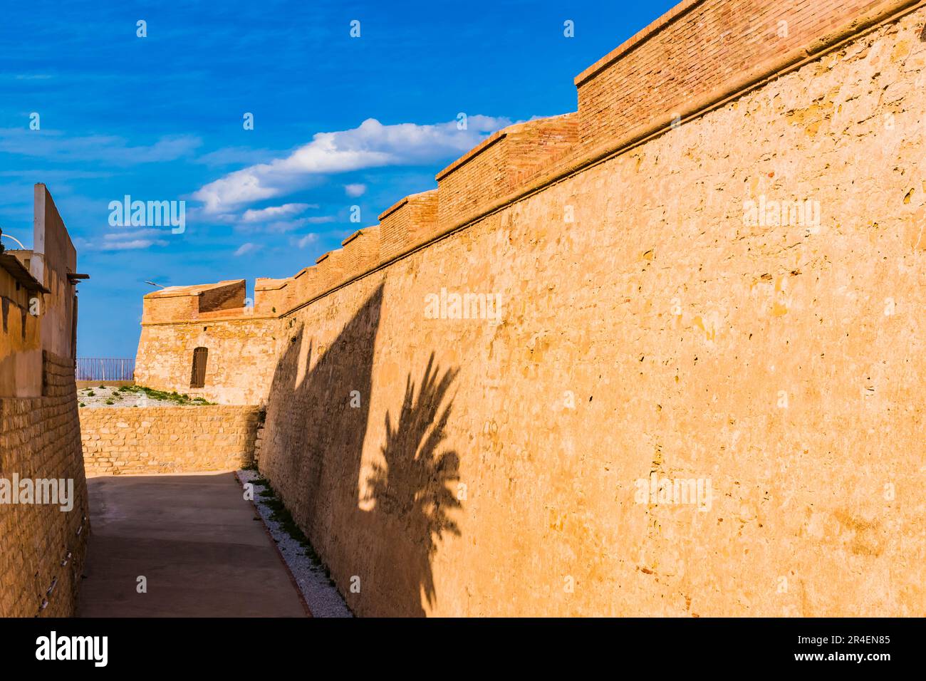 Fossato e pareti, quarto recinto murato. Melilla, Ciudad Autónoma de Melilla, Spagna, África, UE. Foto Stock