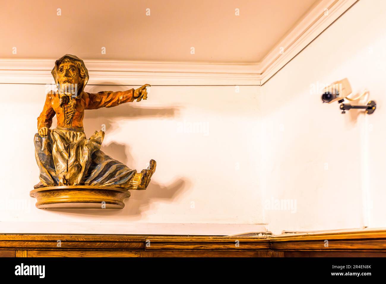 L'ex Hotel Münchnerhof a Dreifaltigkeitsgasse 3, Salisburgo, Austria, aveva 100 camere raggiungibili da una scala rivestita di legno scuro, illuminata da un tetto di vetro e da un enorme lampadario di cristallo. Si possono ancora vedere molte figure scolpite con il motivo Münchner Kindl Foto Stock