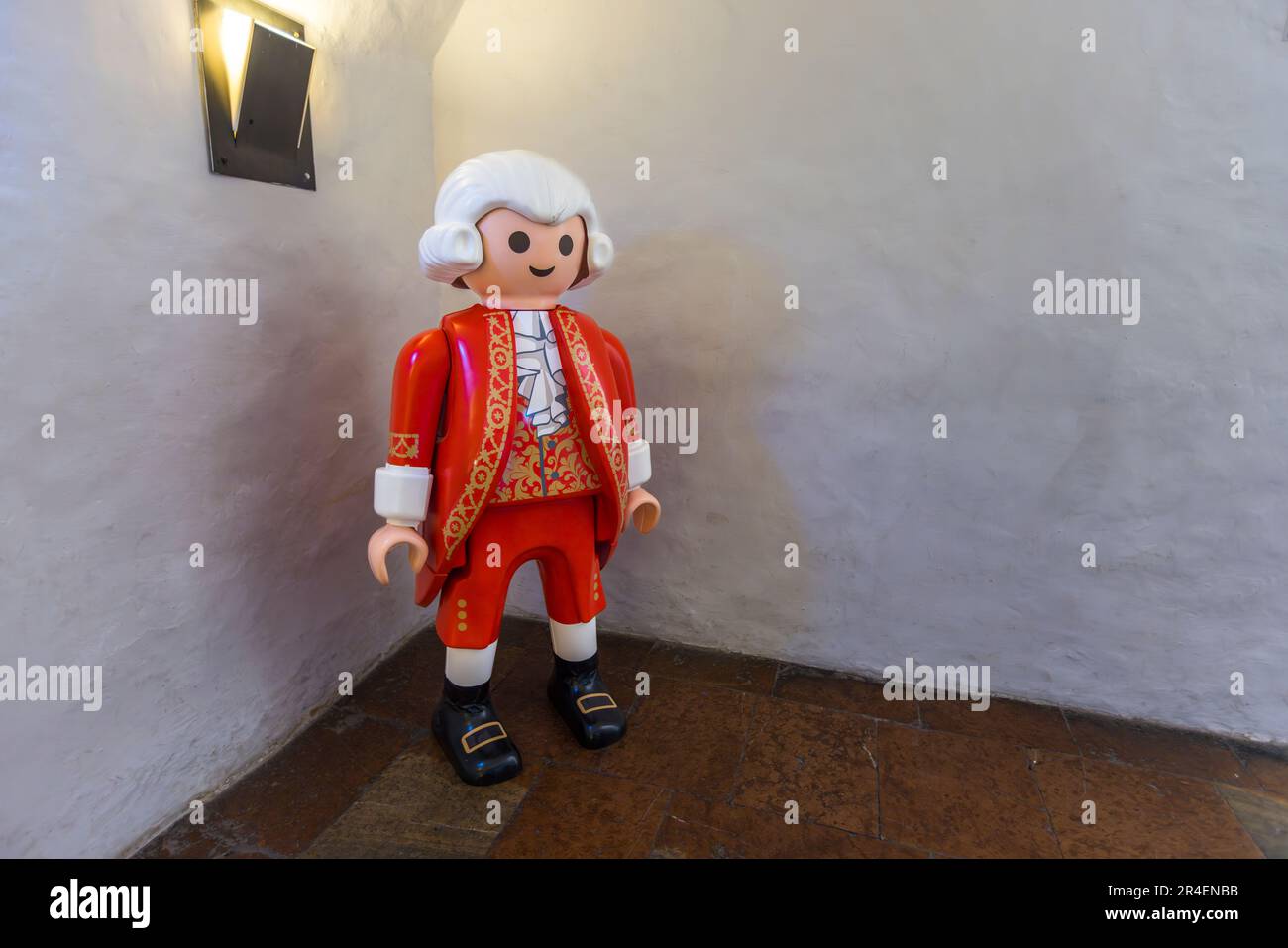 Mozart come figura di Playmobil nel suo luogo di nascita a Getreidegasse 9 a Salisburgo, Austria Foto Stock