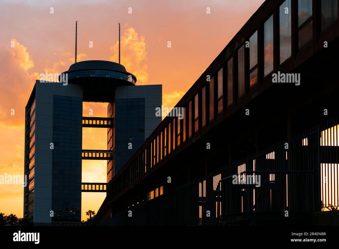 Al tramonto le torri del V centenario e il carico di minerali Melilla attraccano. Puerto Deportivo Noray. Melilla, Ciudad Autónoma de Melilla, Spagna, África, Foto Stock