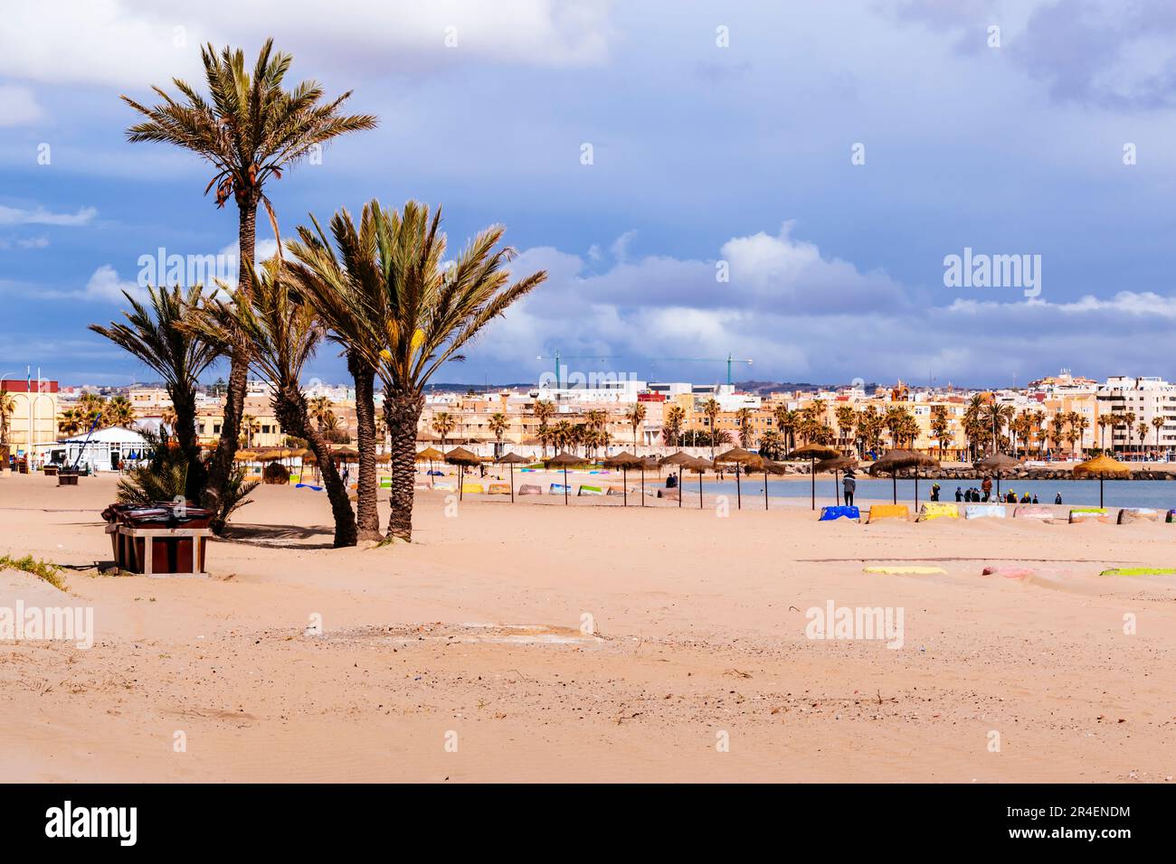 Spiaggia la Hípica. Spiaggia Bandiera Blu. L'iconica Bandiera Blu è uno dei premi volontari più riconosciuti al mondo per le spiagge. Melilla, Ciudad Autónoma de Foto Stock