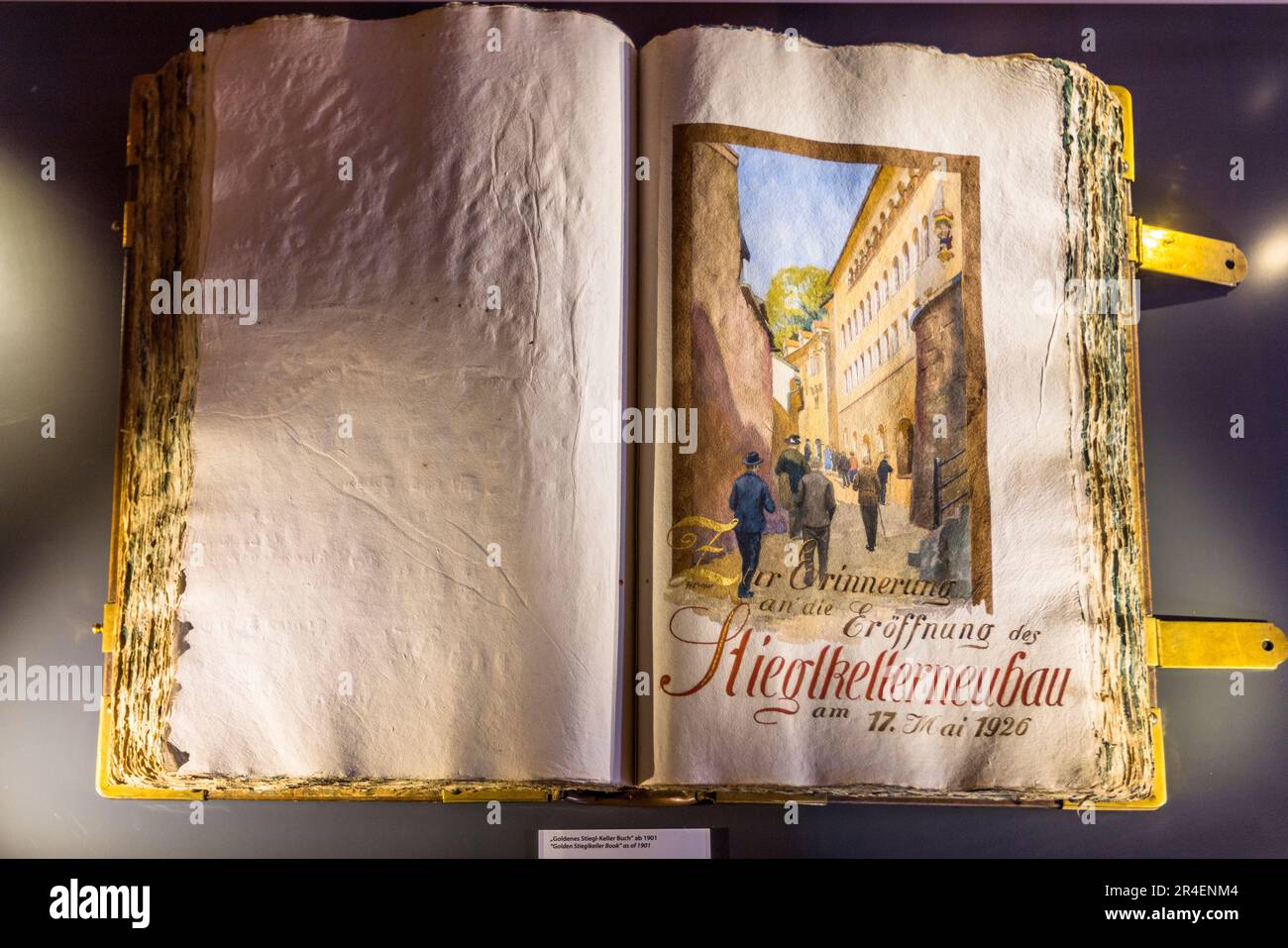 Un libro commemorativo storico aperto con un'illustrazione dipinta mostra passanti davanti alla facciata del Stieglkeller appena aperto, datato 17 maggio 1926, nel museo della birreria Stiegl a Salisburgo, Austria. La birreria è stata documentata per la prima volta nel 1492 e oggi è la più grande birreria privata dell'Austria. Foto Stock