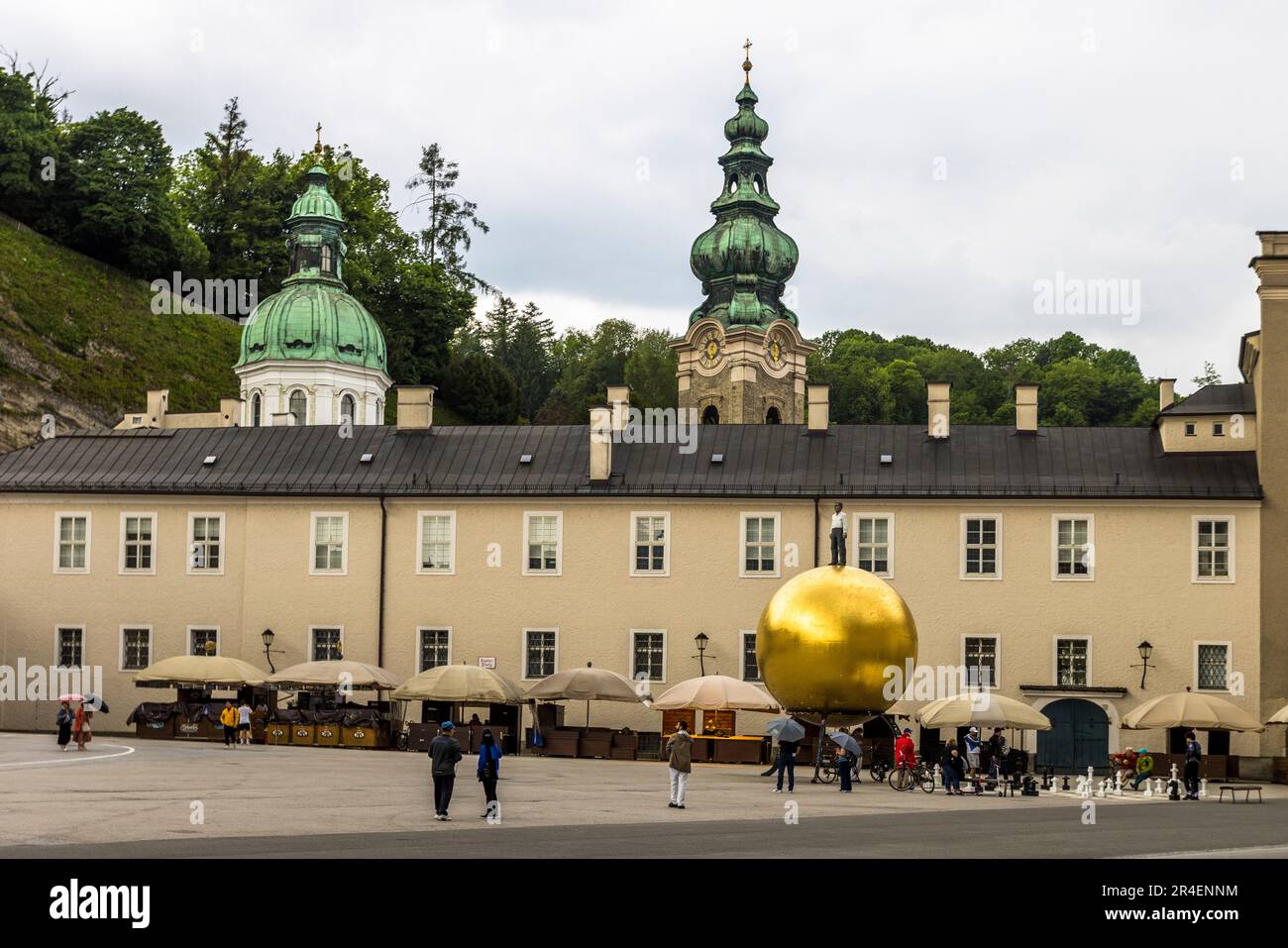 La sfera di Sphaera sulla Kapitelplatz a Salisburgo (Austria) è stata creata dall'artista tedesco Stephan Balkenhol. Su una sfera dorata del diametro di 5 metri si trova una figura di bronzo maschio con pantaloni neri e camicia bianca Foto Stock