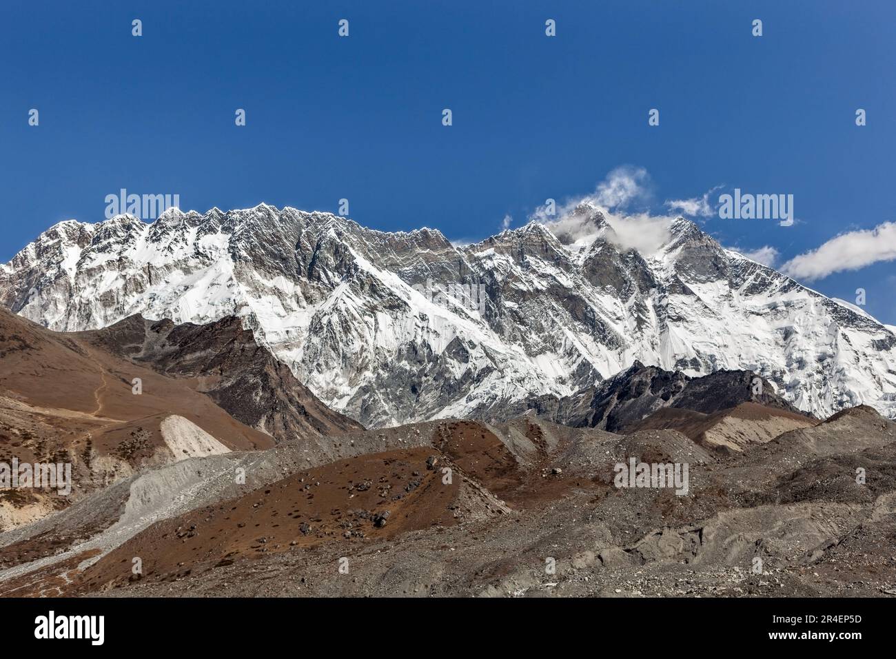 Splendida catena montuosa dell'Himalaya in una giornata di sole. Le montagne di Lhotse e Nuptse si vedono da Everest base Camp Trek. Paesaggio della catena montuosa Foto Stock