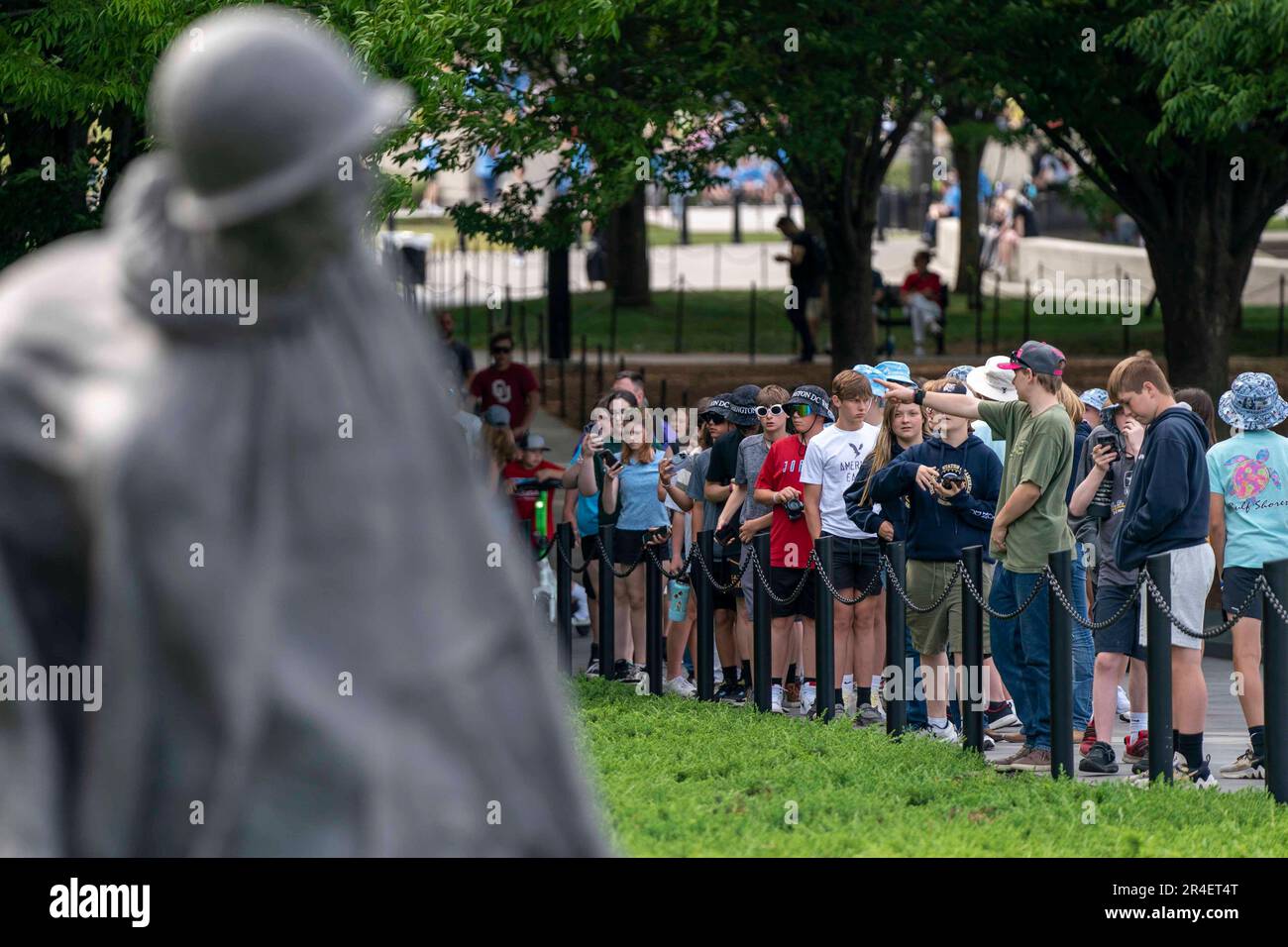 Washington, Stati Uniti. 27th maggio, 2023. Un gruppo scolastico visita il Memoriale dei veterani della guerra di Corea durante il fine settimana del Memorial Day a Washington, DC sabato 27 maggio 2023. Foto di Bonnie Cash/UPI Credit: UPI/Alamy Live News Foto Stock