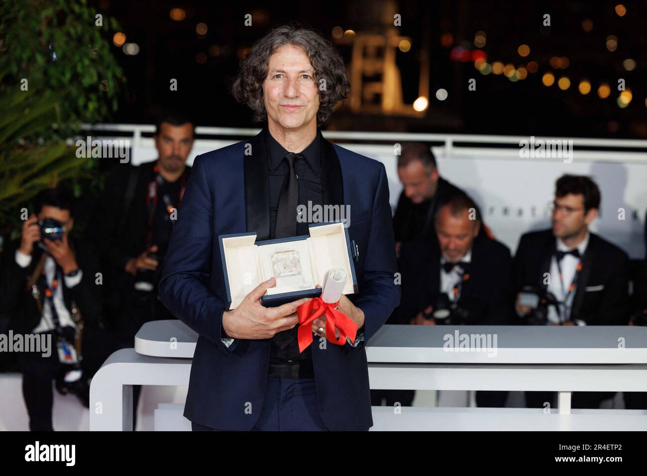 Cannes, Francia. 27th maggio, 2023. Jonathan Glazer si presenta con il Grand Prix Award per 'la zona di interesse' durante il Palme D'or vincitori fotocall al 76th° festival annuale del cinema di Cannes al Palais des Festivals il 27 maggio 2023 a Cannes, Francia. Photo by David Boyer/ABACAPRESS.COM Credit: Abaca Press/Alamy Live News Foto Stock