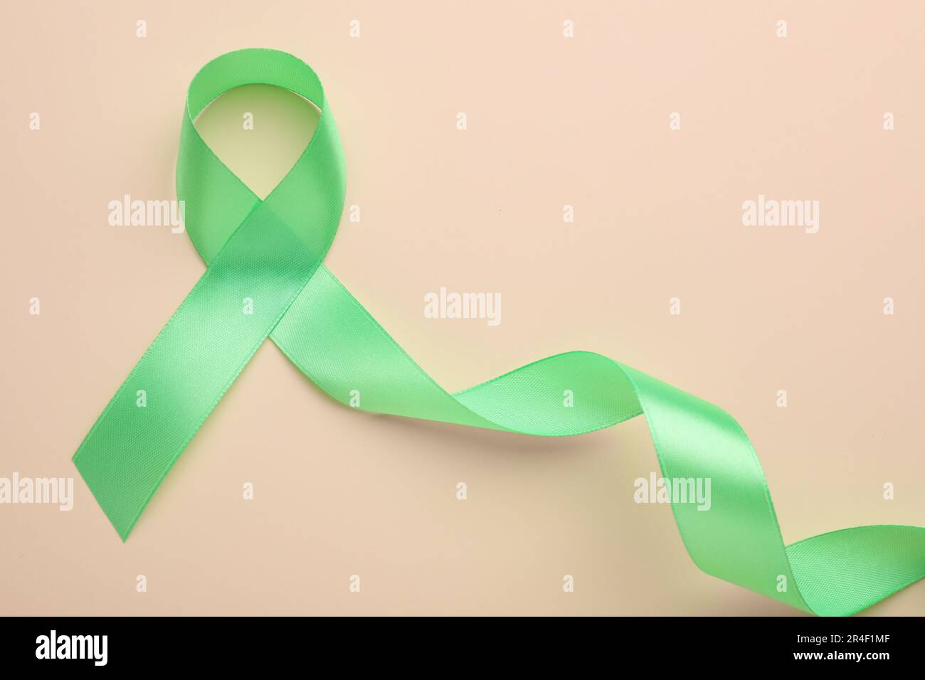 Giornata Mondiale della Salute mentale. Nastro verde su sfondo a colori, vista dall'alto Foto Stock