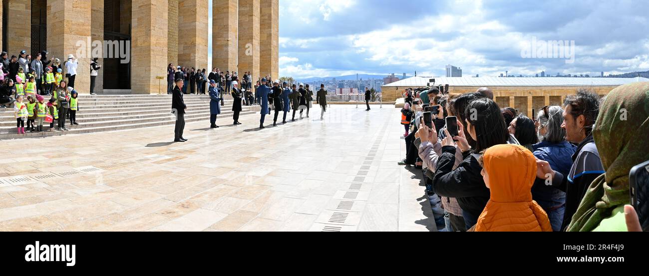 Una folla di turisti si allinea per fotografare il Cambio della Guardia al Mausoleo di Ataturk, Ankara, Turchia Foto Stock