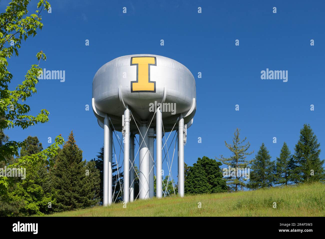 Mosca, ID, USA - 23 maggio 2023; Torre dell'acqua con logo in lettere presso l'Università dell'Idaho di Mosca Foto Stock