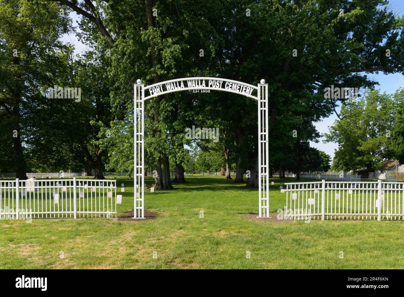 Walla Walla, WA, USA - 24 maggio 2023; cartello ad arco sull'ingresso del Fort Walla Walla Post Cemetery Foto Stock