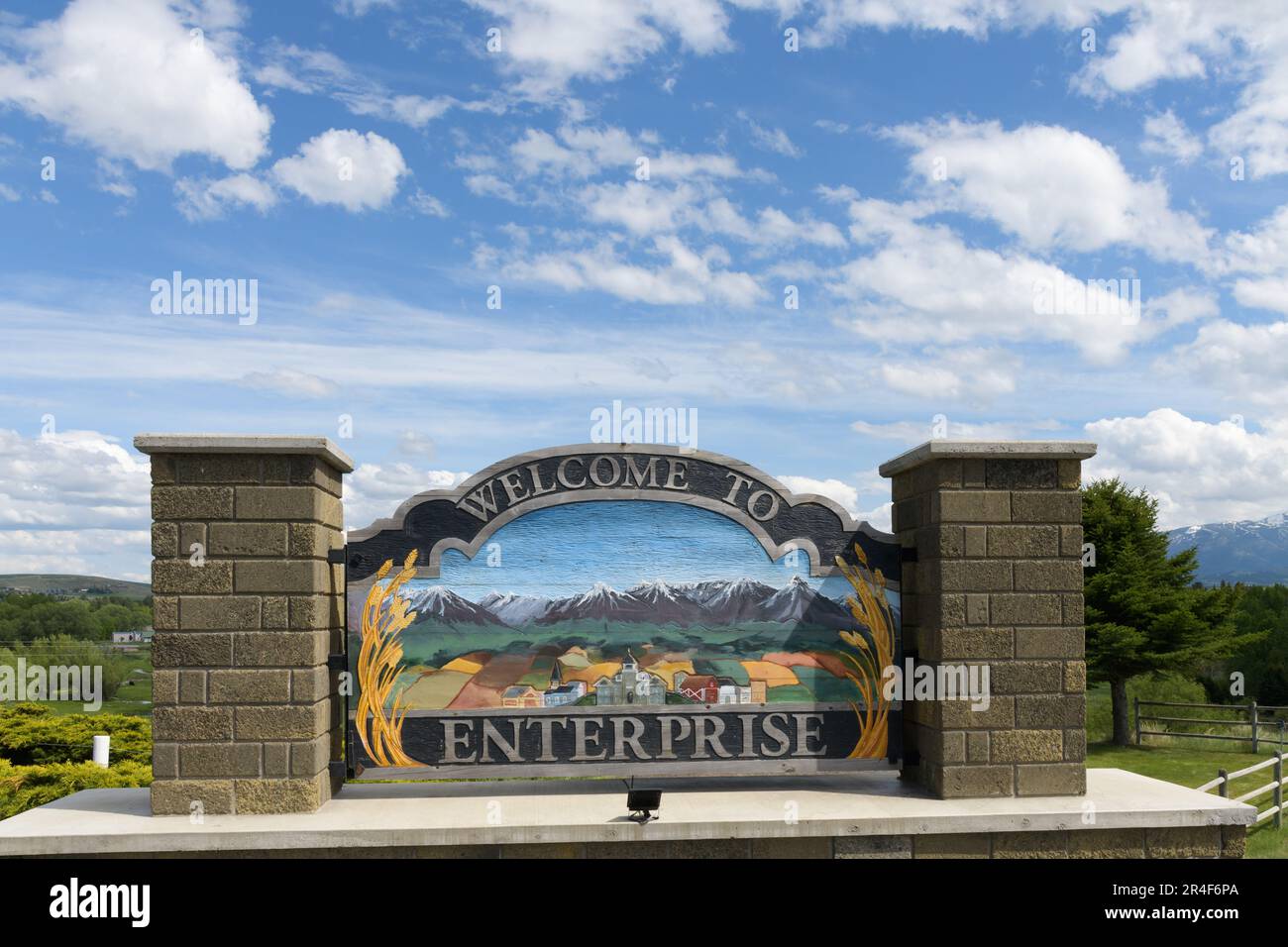 Enterprise, OR, USA - 24 maggio 2023; cartello di benvenuto a Enterprise nella zona rurale dell'Oregon nord-orientale Foto Stock