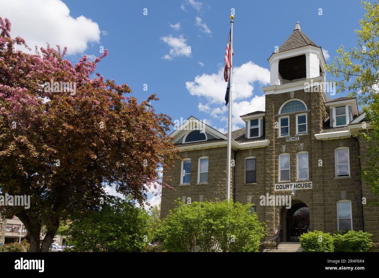 Enterprise, OR, USA - 24 maggio 2023; facciata del tribunale della contea di Wallowa a Enterprise, Oregon Foto Stock